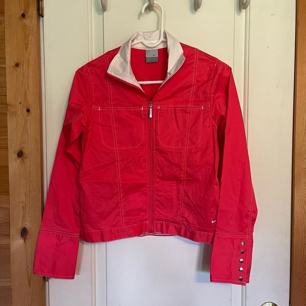 Nike Womens jacket size XS
Pink’ish/red shade of color
Snap sleeves